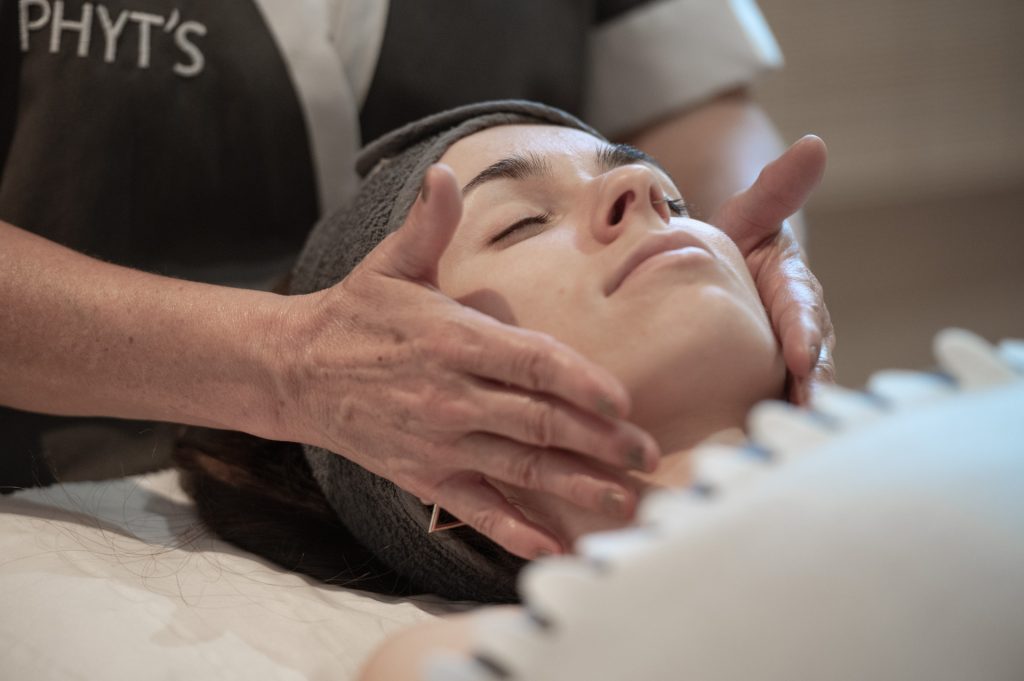 femme recevant uin massage liftant japonnais à Narbonne